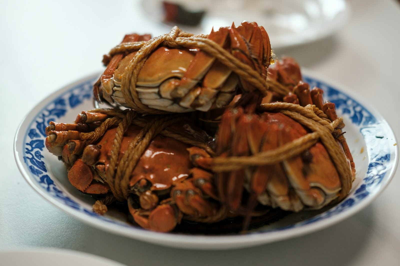 Globalne smaki owoców morza: od popularnych paluszków surimi po luksusowe szczypce krabów kamiennych