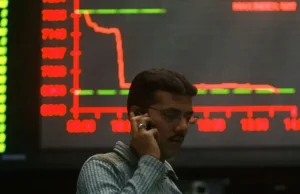 KSE-100 odbija się po wczesnej wyprzedaży, notując wzrost o 900 punktów w notowaniach późnym popołudniem