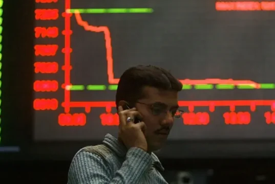 KSE-100 odbija się po wczesnej wyprzedaży, notując wzrost o 900 punktów w notowaniach późnym popołudniem