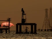 Ropa spada w związku z możliwą deeskalacją między USA a Iranem, mocny dolar