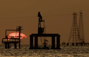 Ropa spada w związku z możliwą deeskalacją między USA a Iranem, mocny dolar