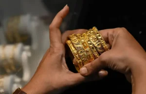 Złoto i srebro spadają na rynku międzynarodowym w związku z mocnym dolarem i szeroką wyprzedażą na rynku