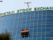 Giełdy kończą burzliwy tydzień spokojnym akcentem w obliczu wahań na rynku walutowym