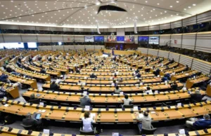 Parlament UE przyjmuje bliźniacze teksty zaostrzające politykę migracyjną