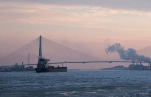 Trump grozi zaprzestaniem otwierania mostu Kanada-USA