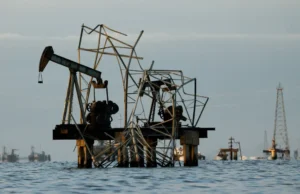 Ropa naftowa zyskuje na napięciach między USA a Iranem, większy popyt w Indiach