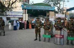 Wstępne obliczenia pokazują, że w wyborach w Bangladeszu zacięta jest rywalizacja po dużej frekwencji