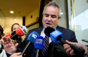 Oskarżony zabójca Bondiego, Naveed Akram, pojawia się w sądzie za pośrednictwem łącza wideo