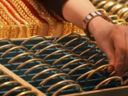 Złoto traci ponad 2 proc. w związku z mocnym dolarem przy niewielkiej płynności handlu