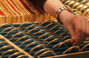 Złoto traci ponad 2 proc. w związku z mocnym dolarem przy niewielkiej płynności handlu