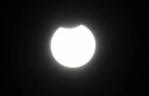 Obrączkowe zaćmienie Słońca widoczne nad Antarktydą