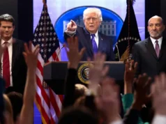 „Skute natychmiast”: Trump ogłasza podwyżkę globalnej stawki celnej w USA z 10 szt. do 15 szt.