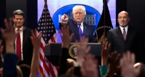 „Skute natychmiast”: Trump ogłasza podwyżkę globalnej stawki celnej w USA z 10 szt. do 15 szt.