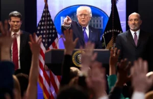 „Skute natychmiast”: Trump ogłasza podwyżkę globalnej stawki celnej w USA z 10 szt. do 15 szt.