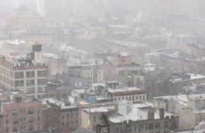 Miasto Nowy Jork ogłasza stan nadzwyczajny, ponieważ zimowa burza zamyka szkoły i zakłóca podróżowanie po północno-wschodnich Stanach Zjednoczonych