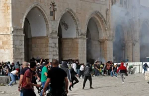 Izraelscy osadnicy atakują meczet na Zachodnim Brzegu