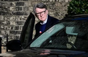 Brytyjska policja wypuściła byłego wysłannika Petera Mandelsona za kaucją w sprawie Epsteina