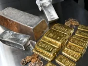 Złoto zyskuje na słabszym dolarze; Rozmowy Iran-USA w centrum uwagi