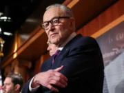 Schumer uderza w Departament Sprawiedliwości w związku z masowym „tuszowaniem” Epsteina