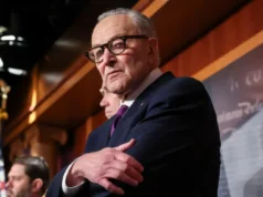 Schumer uderza w Departament Sprawiedliwości w związku z masowym „tuszowaniem” Epsteina