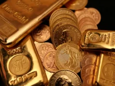 Złoto zmierza ku siódmemu z rzędu miesięcznemu zyskowi w związku z popytem na bezpieczną przystań