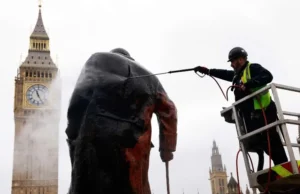 Brytyjczyk oskarżony o spowodowanie szkód po propalestyńskim graffiti na pomniku Churchilla – Świat