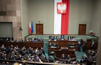 Polski parlament zatwierdza unijne pożyczki na obronę w wysokości 44 miliardów euro pomimo krytyki opozycji