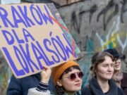 Setki protestują przeciwko eksmisjom z nieruchomości kościelnych pod budowę hotelu w historycznej dzielnicy Krakowa