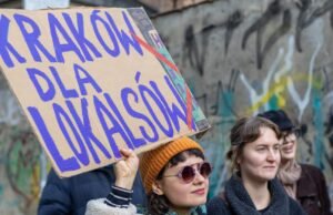 Setki protestują przeciwko eksmisjom z nieruchomości kościelnych pod budowę hotelu w historycznej dzielnicy Krakowa