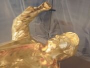 Pomnik Złotego Trumpa okaleczony po sporze dotyczącym płatności kryptowalutowych