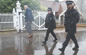 Policja przeszukuje dawny dom Andrew, podczas gdy rodzina królewska nie może się doczekać aresztowania