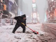 Blizzard uderza w północny wschód Stanów Zjednoczonych, zakłócając loty i sieć drogową