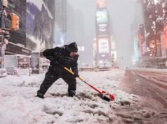 Blizzard uderza w północny wschód Stanów Zjednoczonych, zakłócając loty i sieć drogową