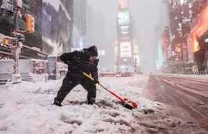 Blizzard uderza w północny wschód Stanów Zjednoczonych, zakłócając loty i sieć drogową