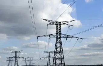 Nadwyżki mocy wytwórczych, wysokie koszty stałe Stałe źródło wysokich stawek za energię elektryczną dla odbiorców końcowych: raport Nepry – Biznes