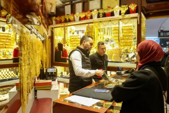 Złoto zyskuje 2% w miarę rozszerzania się wojny na Bliskim Wschodzie napędzającej popyt na bezpieczną przystań – Biznes