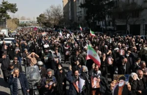 Irańczycy buntują się nawet wtedy, gdy w bezlitosnych bombardowaniach zginęło ponad 1200 osób – Świat