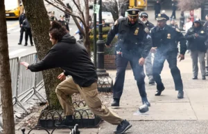 Policja w Nowym Jorku prowadzi śledztwo w sprawie rzucania „zapalonych” urządzeń w pobliżu antymuzułmańskiego protestu przed domem burmistrza Mamdaniego – Świat