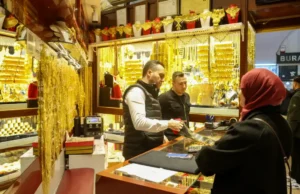 Złoto zyskuje na słabszym dolarze, łagodząc obawy o inflację – Biznes