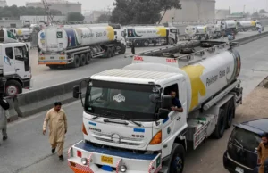 Kierowcy cystern twierdzą, że muszą czekać na zajezdniach z powodu braku paliwa – Biznes