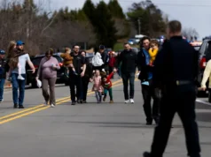 Napastnik nie żyje po wjechaniu samochodem w synagogę w Michigan – Świat