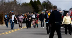 Napastnik nie żyje po wjechaniu samochodem w synagogę w Michigan – Świat