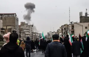 Śmiertelny wybuch wstrząsa Iranem, gdy przywódcy zbierają się w geście buntu – Świat