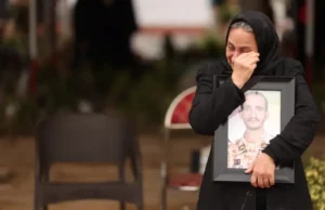 „Kiedy palicie nasze serca, nie powstrzymujecie nas”: irańskie rodziny płaczą, gdy na cmentarzu w Teheranie chowano poległych w wojnie – Świat