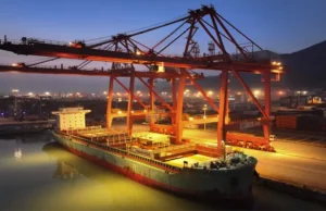 Linie żeglugowe zwiększają opłaty za ryzyko wojenne – Biznes