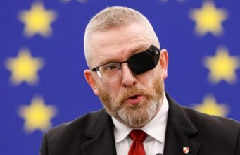 Parlament UE pozbawia polskiego przywódcę skrajnie prawicowego immunitetu w związku z oskarżeniem o negowanie Holokaustu