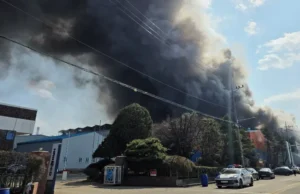 11 ofiar śmiertelnych, dziesiątki rannych w pożarze fabryki samochodów w Korei Południowej