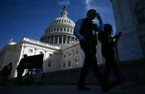 Demokraci nawołują do debaty publicznej w związku z eskalacją wojny amerykańsko-izraelskiej z Iranem