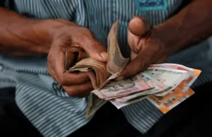 Rupia indyjska osiągnęła rekordowo niski poziom w związku z eskalacją konfliktu na Bliskim Wschodzie