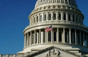 Świeży impuls w Kongresie, aby ograniczyć potęgę wojenną Trumpa